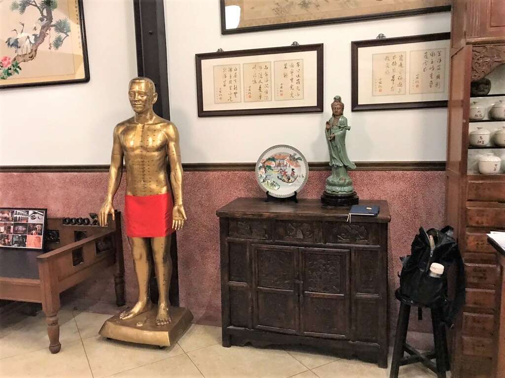 展区运用情境布置，重现剧中中医世家「合胜堂」中药行主场景