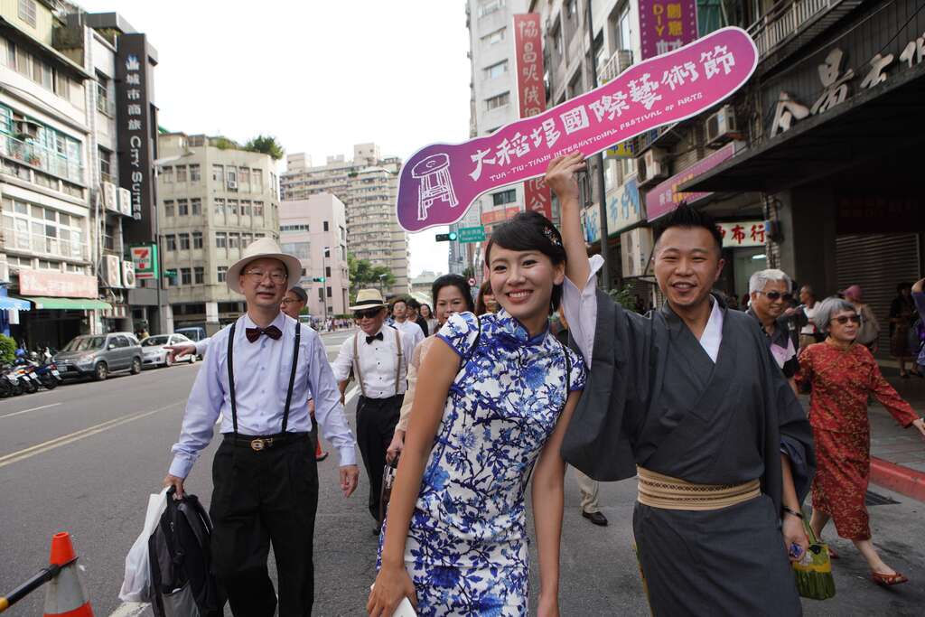 民眾熱烈響應近年在大稻埕舉行的變裝踩街遊行圖為本月14日踩街盛況(大稻埕國際藝術節提供).JPG