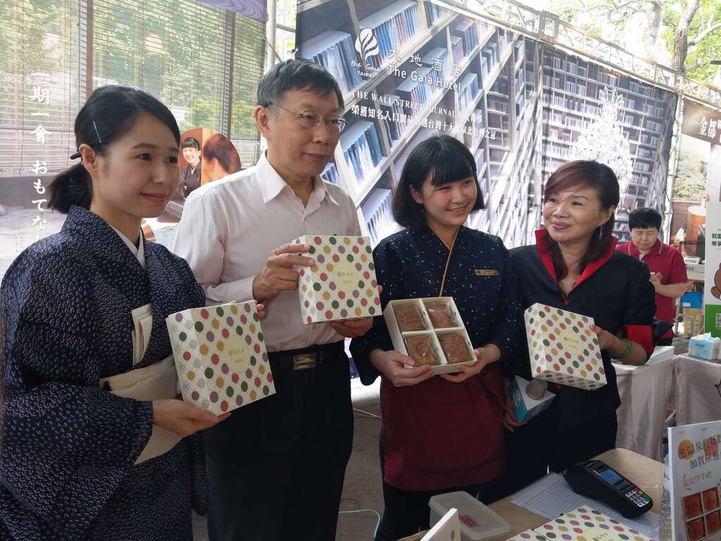 柯文哲市长(左二)及台北市温泉发展协会周水美理事长(右一)等贵宾参观温泉季展摊