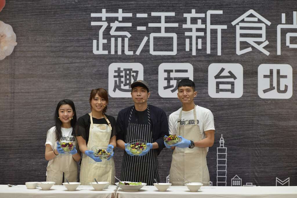 陳思宇局長與「找蔬食Traveggo 」在蔬食業主指引下以代表捷運5條線的食材製作五色蔬食沙拉