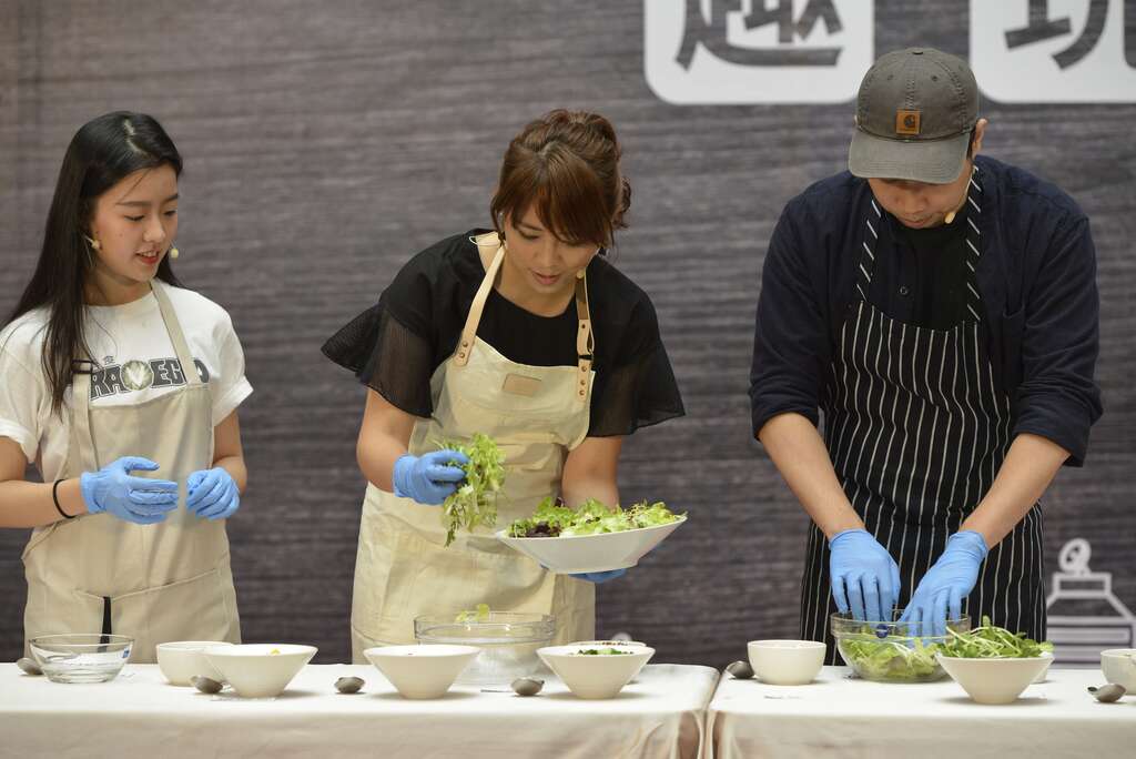 陳思宇局長與「找蔬食Traveggo 」現場製作蔬食料理