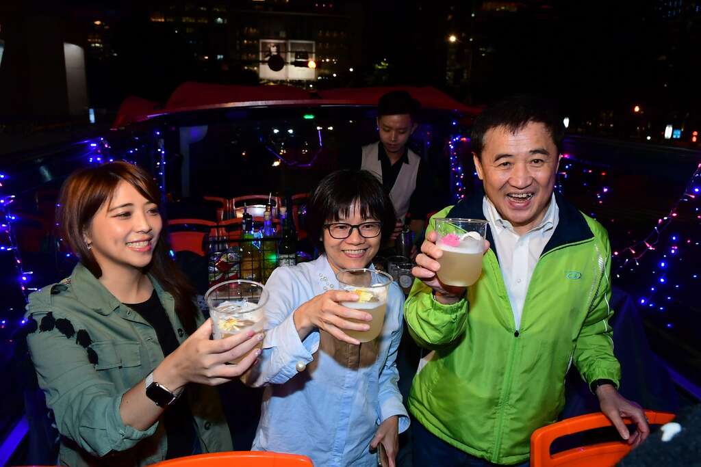 跨年专属FUN电巴士提供最High音乐及派对饮料，车上更有直播主陪你玩翻每个周末