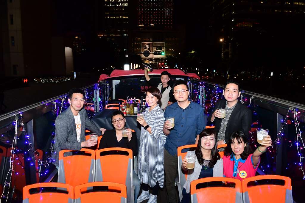 FUN電巴士變身為行動派對專車，吸引不少民眾目光.JPG