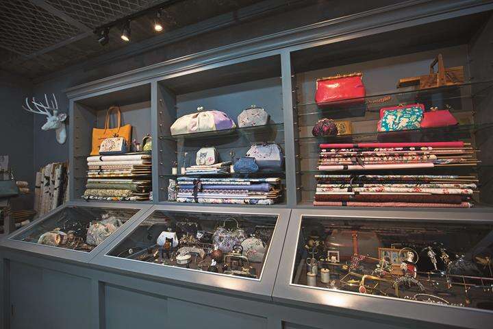 TAIPEI 冬季号 2018 Vol.14 布と刺繍が織りなす美しさ 往年の輝き受け継ぐ 精緻な手作り品