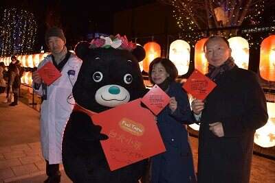 (左起)大阪光之饗宴執行委員會中之島事業部長岡田淳男_、臺北吉祥物熊讚、觀光傳播局專門委員江春慧、駐大阪辦事處副處長代理黃水益一起寫上祈福卡祈願。