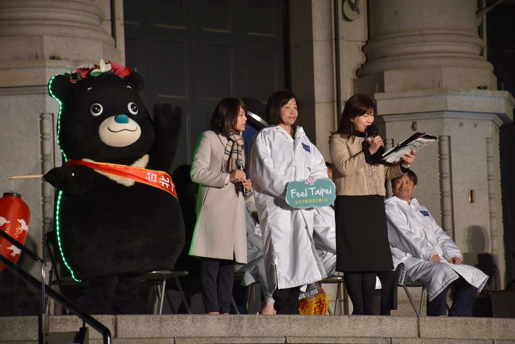 觀光傳播局專門委員江春慧(左3)及臺北吉祥物熊讚出席「大阪光之饗宴__光之文藝復興」活動開幕式，提著傳統燈籠宣傳臺.JPG
