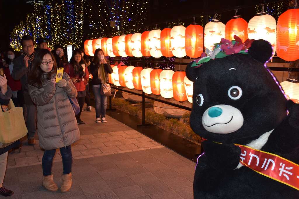 熊讚發揮最讚親和力，讓日本朋友不停拍.JPG