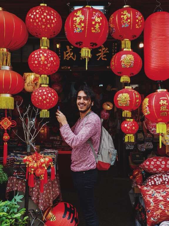 喜爱摄影的巴克金，取景大稻埕灯笼老舖街景