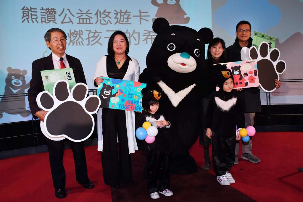 小小熊粉与熊赞及副局长陈誉馨、与会贵宾合影.JPG