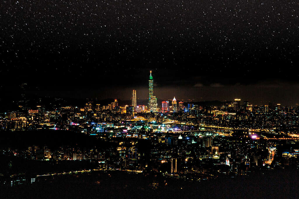 内湖忠勇山可将台北盆地夜景和璀璨星空尽收眼底。（摄影／林俊耀）