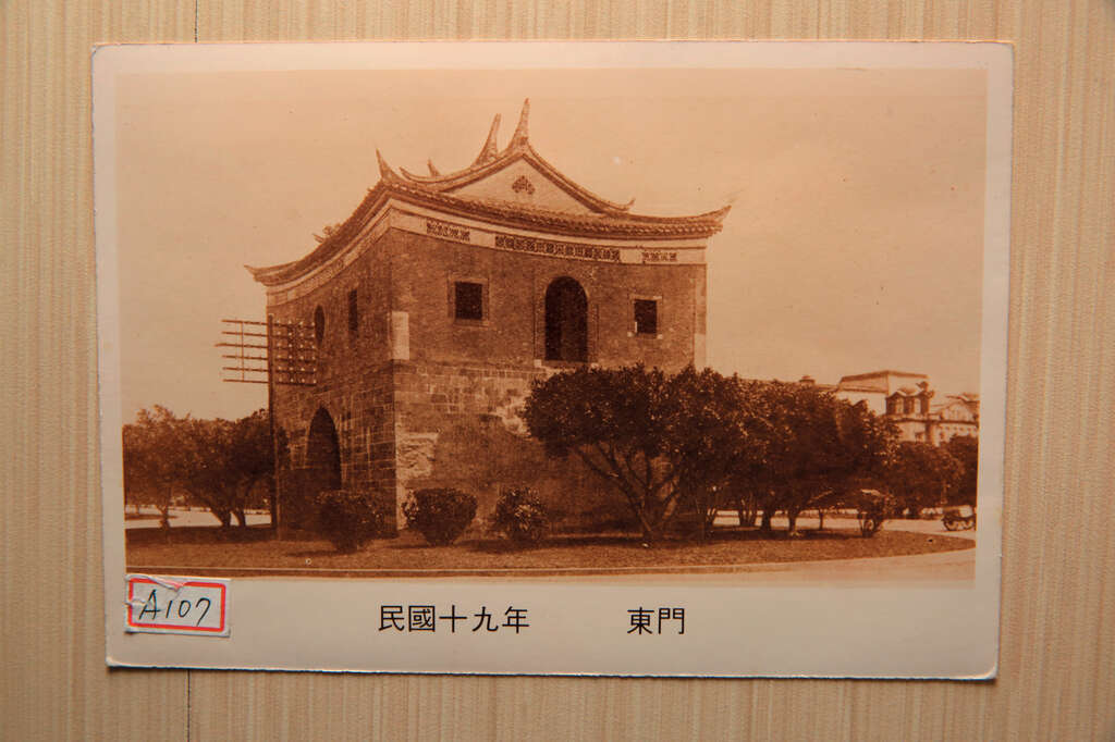 1930年的东门，已设置相关电力设备。（图／台北市立文献馆典藏）