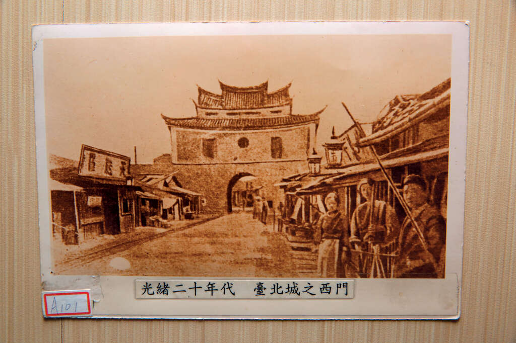 1894年，台北城的西門主要道路上可見設立路燈照明。（圖／臺北市立文獻館典藏）