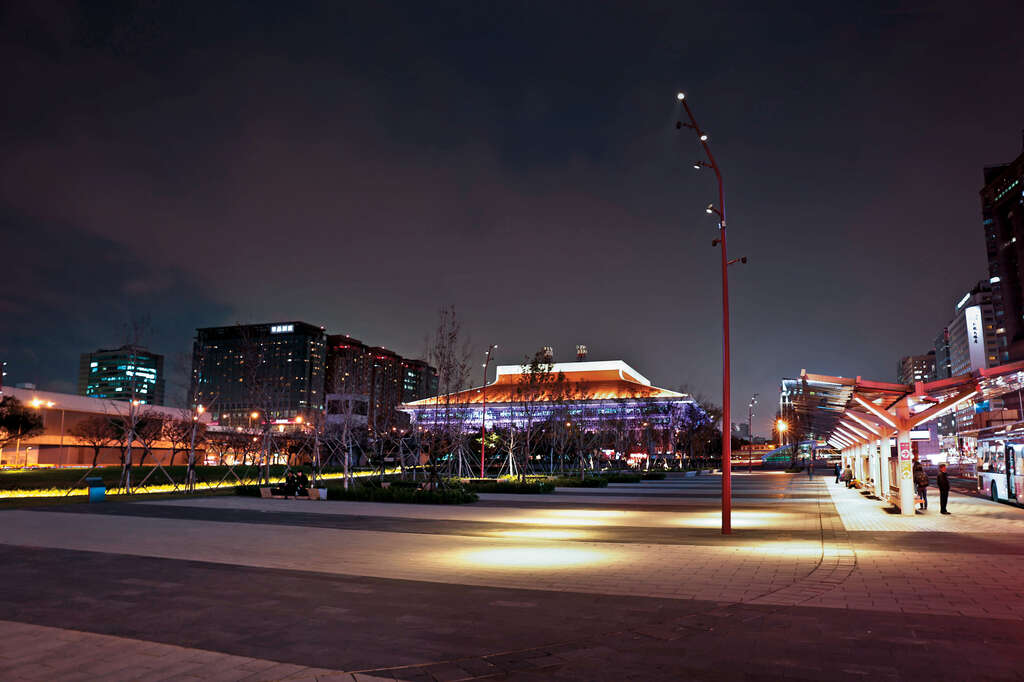 台北行旅廣場的燈光設計，可以配合活動需求調整明暗變化。