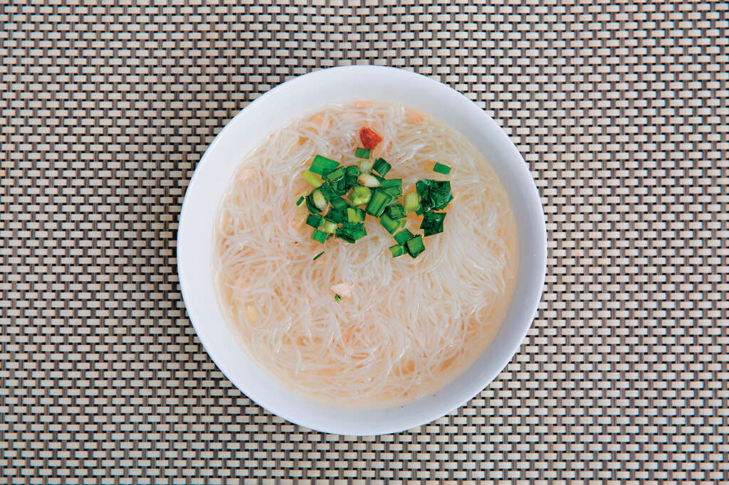 用鲜鱼炖汤头，旗鱼米粉汤吃起来清爽不油腻。