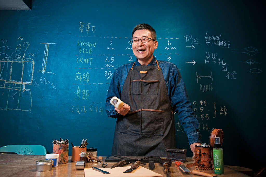 叶明福踏入手作皮革领域近35年，仍不断从实作中找到创作的乐趣。