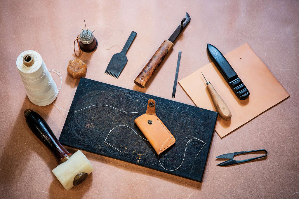 DIY时，会使用到剪刀、锥针、槌具等工具。