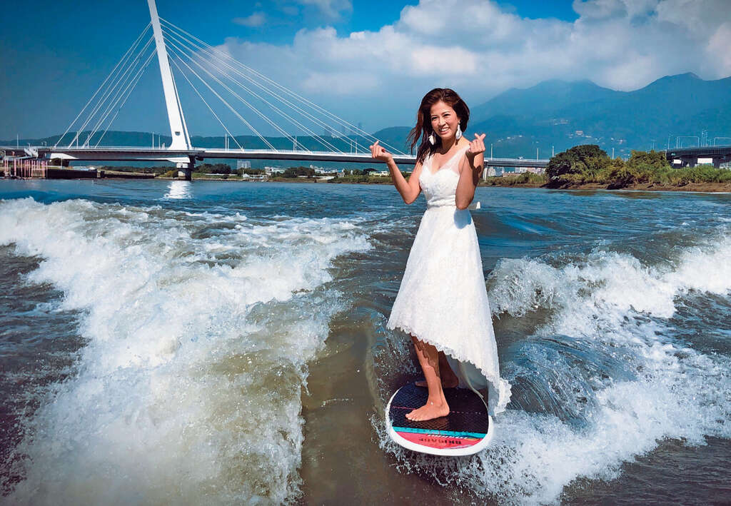 陈美彤挑战穿着华美的礼服滑水冲浪，拍婚纱照。（图／陈美彤提供）