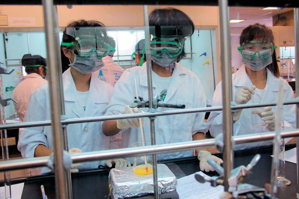 女性科学营提供年轻学子难忘的科学新知学习经验。