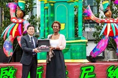 圣国大使与台北市政府副秘书长交换礼物，共同邀请民众前来赏灯。