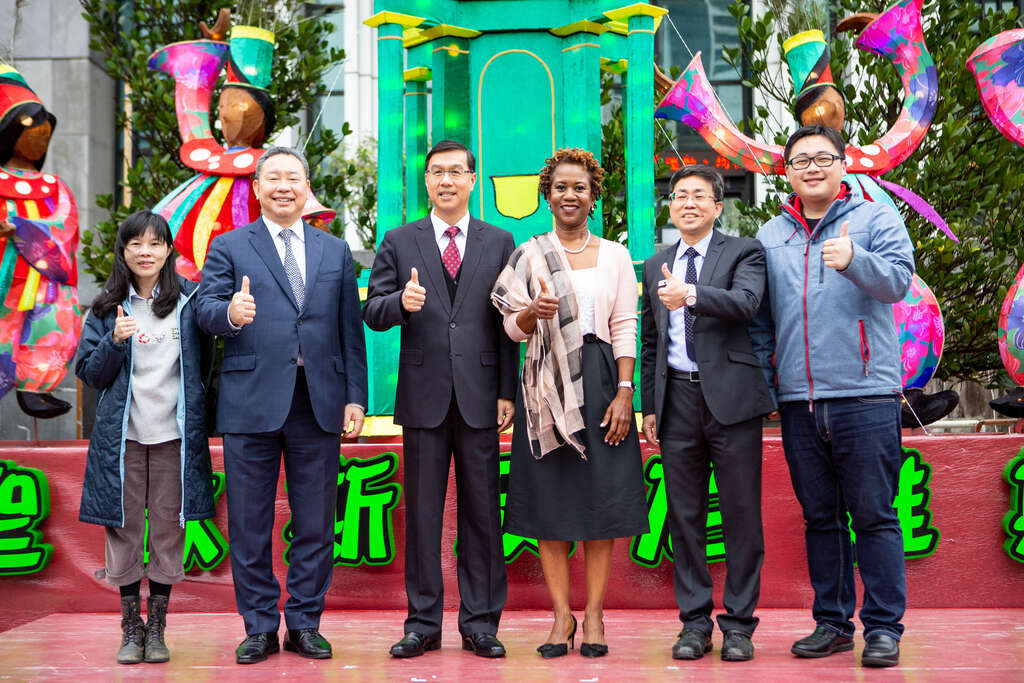 揭开2019台北灯节，圣国「柏克利纪念钟」的序幕（由左至右：观传局副局长陈誉馨、外交部拉丁美洲暨加勒比海司长俞大氵雷、外交部常务次长曹立杰、圣国