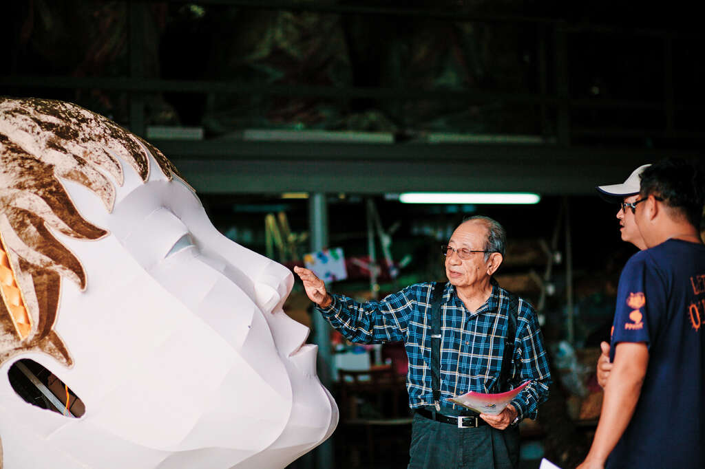林健儿老师已有三十年制作传统花灯的丰富经验。（图／林健儿）