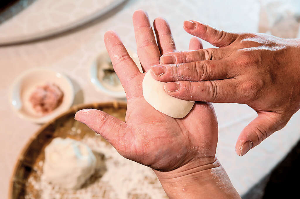 Step5將麵糰分成一個個20克重的小球，搓圓後壓平至不超過4隻手指的寬度，作為元宵麵皮。（攝影／林俊耀）