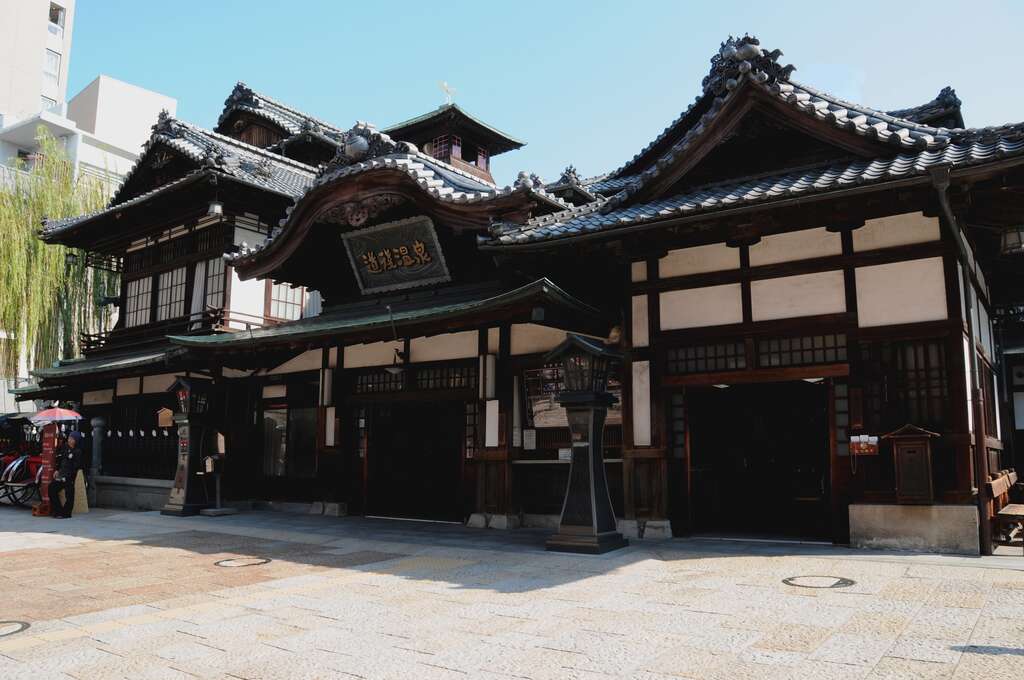 日本松山市「道後溫泉本館」是宮崎駿動畫《神隱少女》油屋場景的取景地  透過俳句串連兩市友好情誼、增進彼此了解