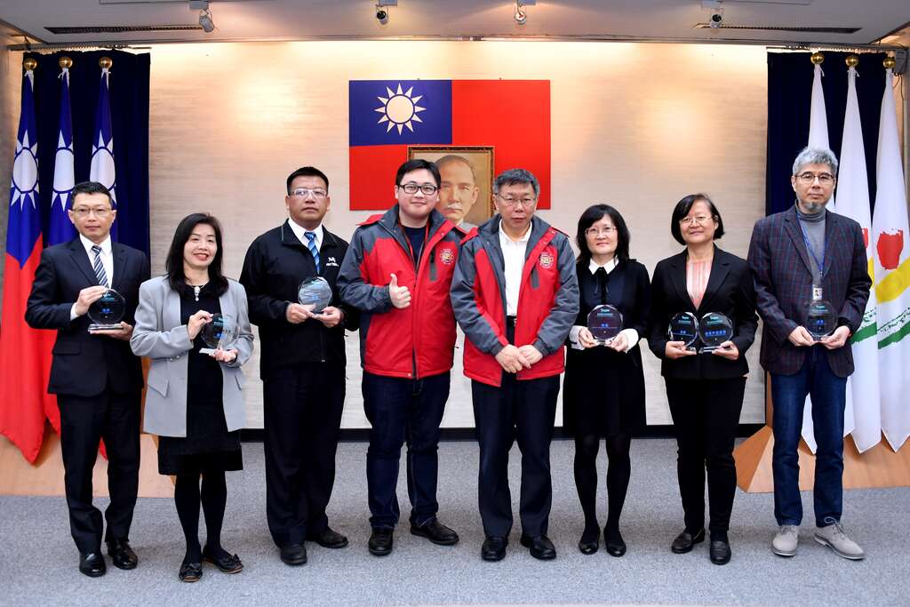 市長、觀傳局局長與本市績優景點合照.JPG