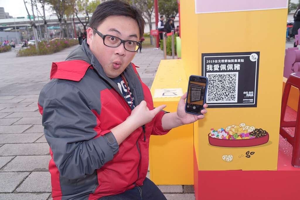 觀傳局長劉奕霆示範如何參加集章活動