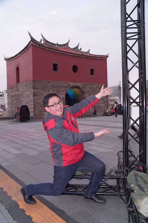 觀傳局長劉奕霆說，參觀完漂亮的燈區後，記得參加市府LINE電子集章抽大獎活動，大獎超好康，走過路過千萬不要錯過喔!!