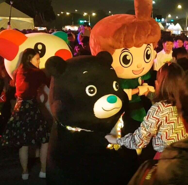 熊赞与悠游BeBe、第一银行宝宝相见欢，一起赏光雕庆元宵