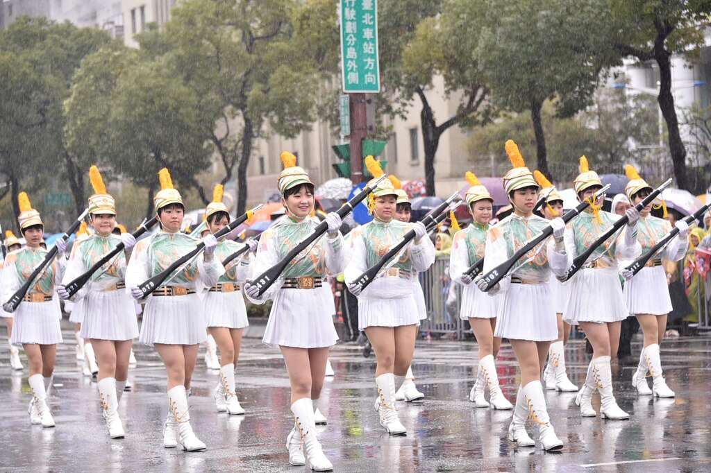 这次参与灯节游行队伍包括北一女中乐仪队等多所学校表演团体，不畏风雨的演出引来现场热情掌声.JPG
