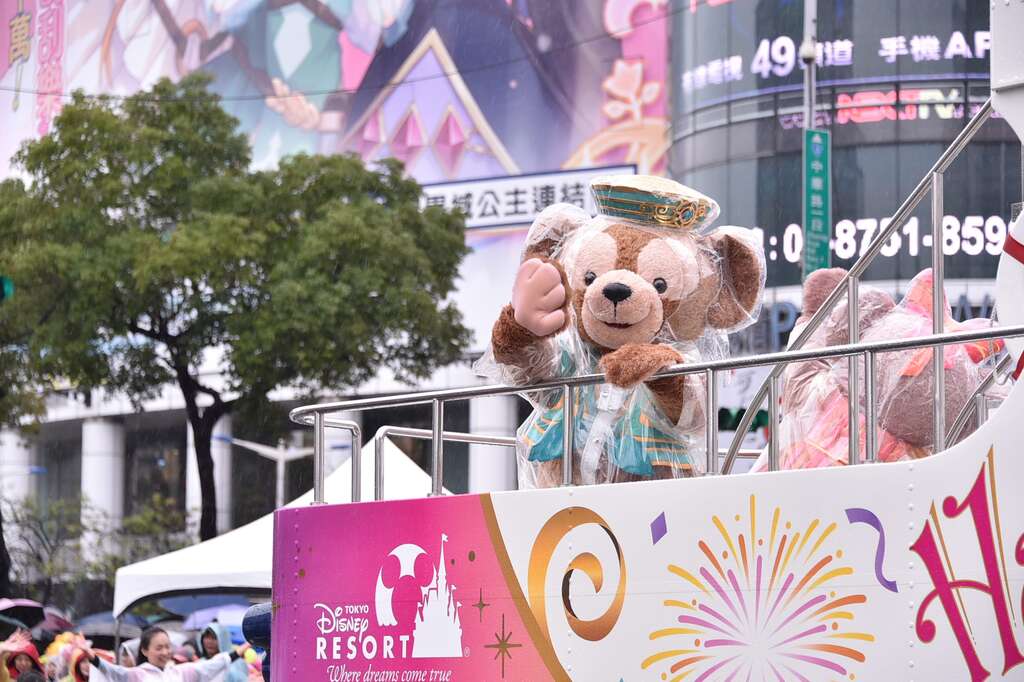 今年台北灯节游行活动中，最令大家惊喜的就是东京迪士尼度假区达菲与雪莉玫的出现，引起现场粉丝惊声尖叫!.JPG