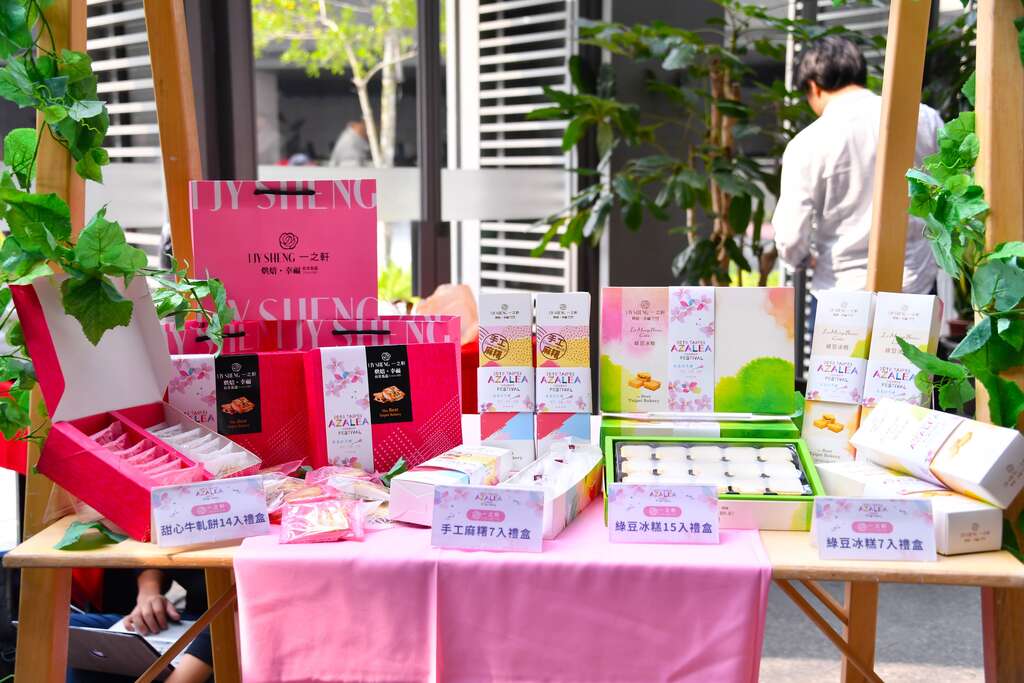 一之軒食品公司今（14）日推出花季限定包裝綠豆冰糕、牛軋餅、手工麻糬等禮盒，全臺門市上架供民眾選購！