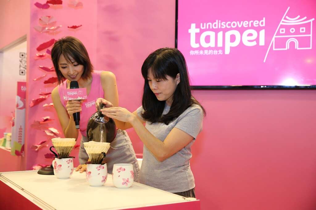 副局长陈誉馨与国民女神阿喜亲手冲泡台北馆联名商品森高砂春日极品配方咖啡.JPG