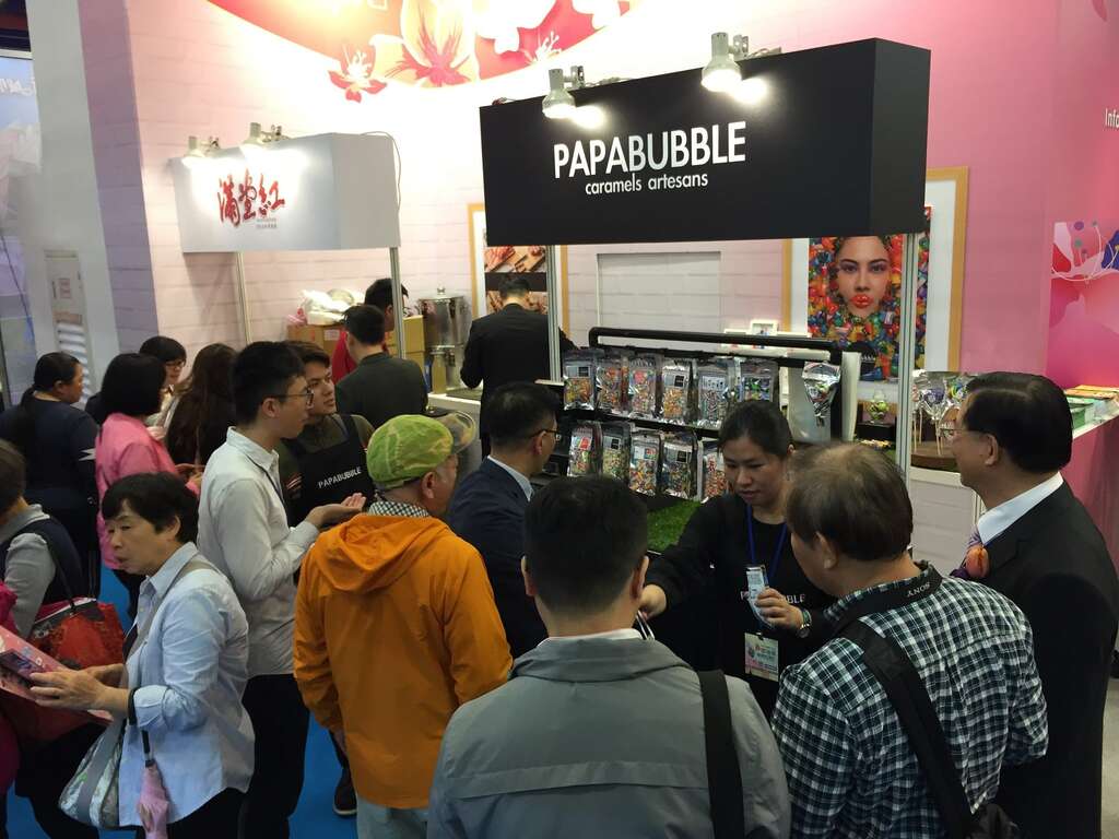 台北馆邀请知名业者PAPABUBBLE推出联名手工台北糖，满堂红大方邀请民众排队试吃