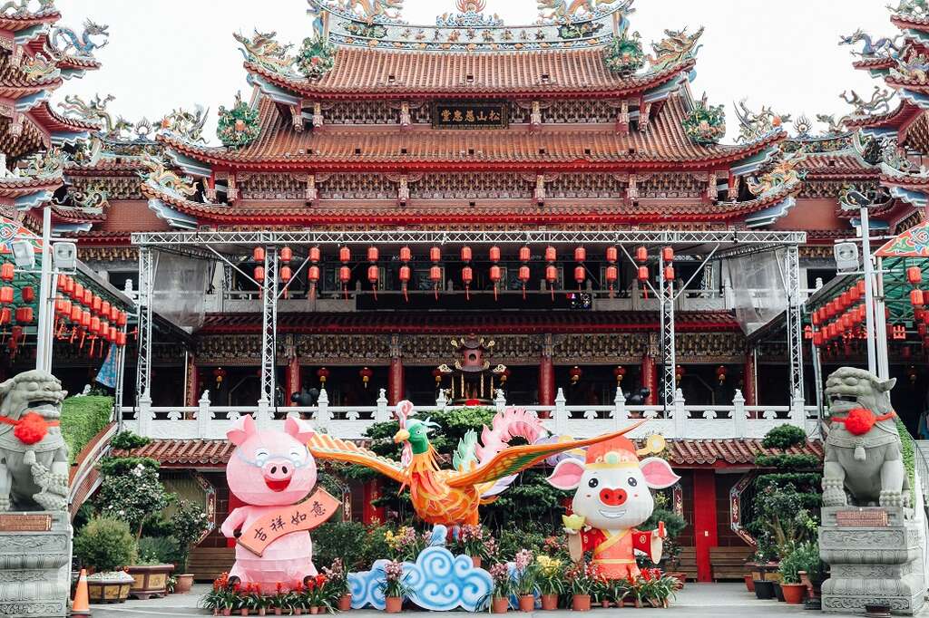 松山慈惠堂弘大莊嚴的廟宇建築，展現出非凡氣度。