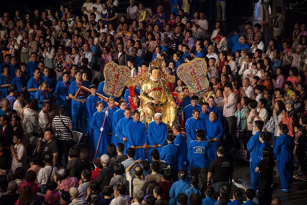 松山慈惠堂母娘繞境儀式，是由信眾扛著巨大的母娘神像，巡迴城市中。（圖／松山慈惠堂）