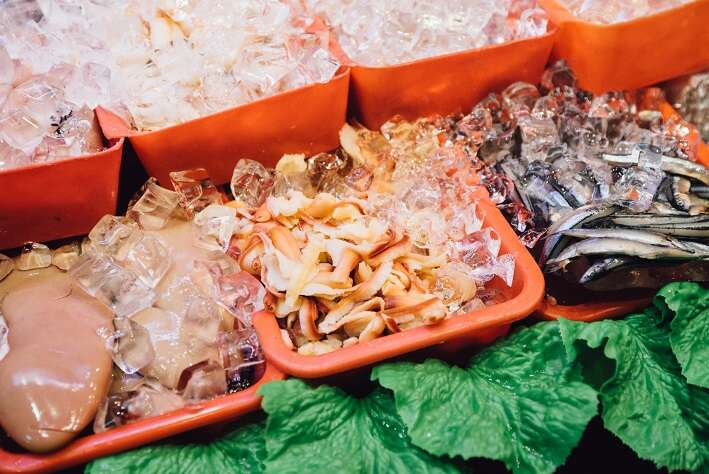 熱炒店陳列出的各式生鮮食材，引人注目的色彩勾動著味蕾。