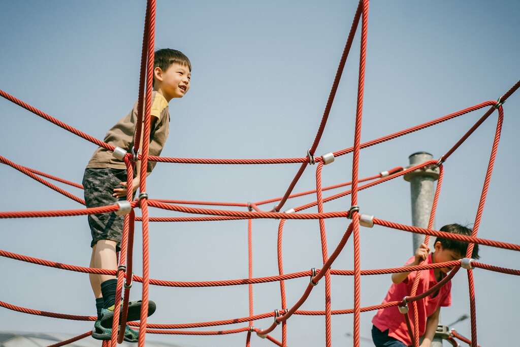 攀爬绳网游戏场的特性就是没有起点或终点，不管哪个年龄层的孩子，都能够挑战自我。