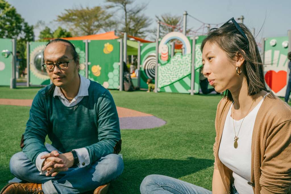 陳彥良（左）和媽媽周筠（右），交換彼此對共融公園的看法和想法。