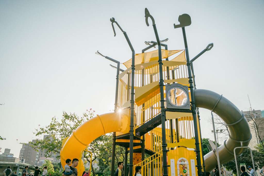 緊鄰赤峰街的建成公園，遊具融入當地打鐵街在地文化特色，不同高度的滑梯設計，提供小孩更多交流的機會。