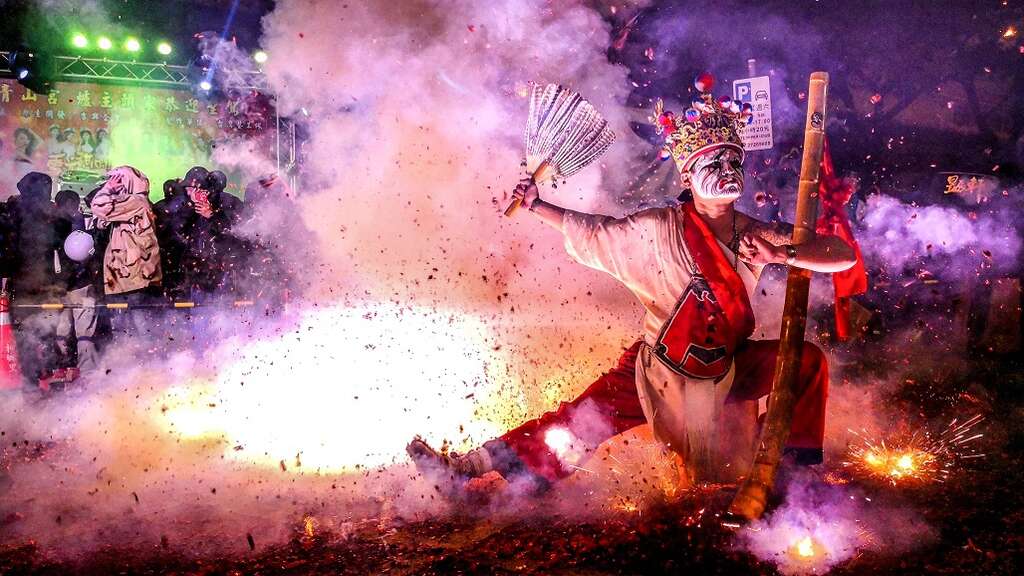 穿梭青山王祭典，存摺将阵头的热闹精准捕捉。