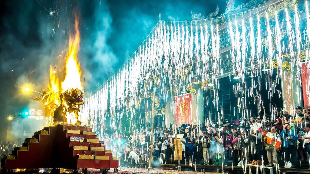 能驱邪除疫的「放火狮」是保生文化祭最受瞩目的重头戏。