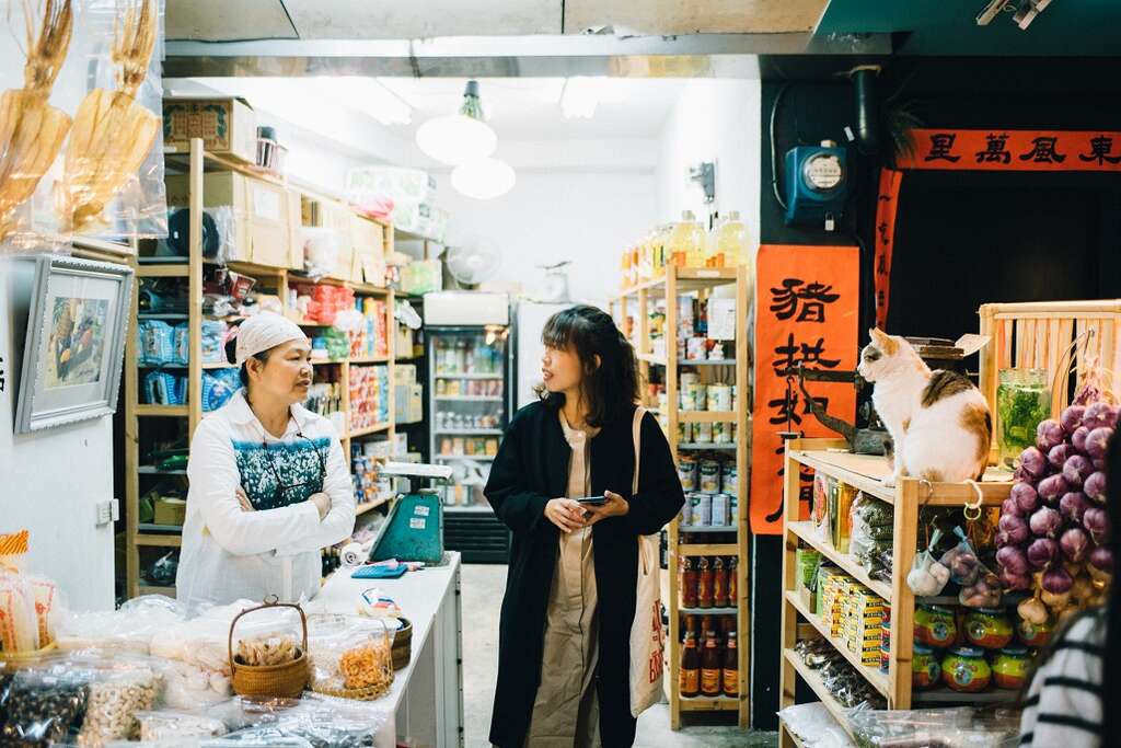 空間重新設計後的雜糧行，明亮又舒服。