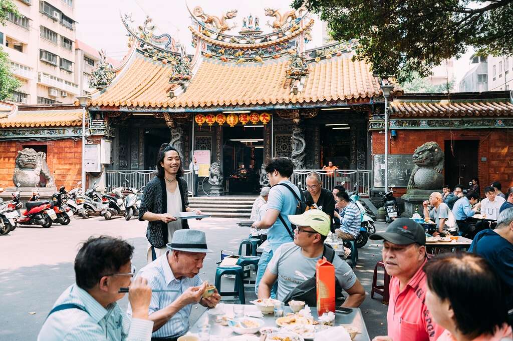每到午餐時段，大稻埕慈聖宮前總會聚集滿滿的人潮。