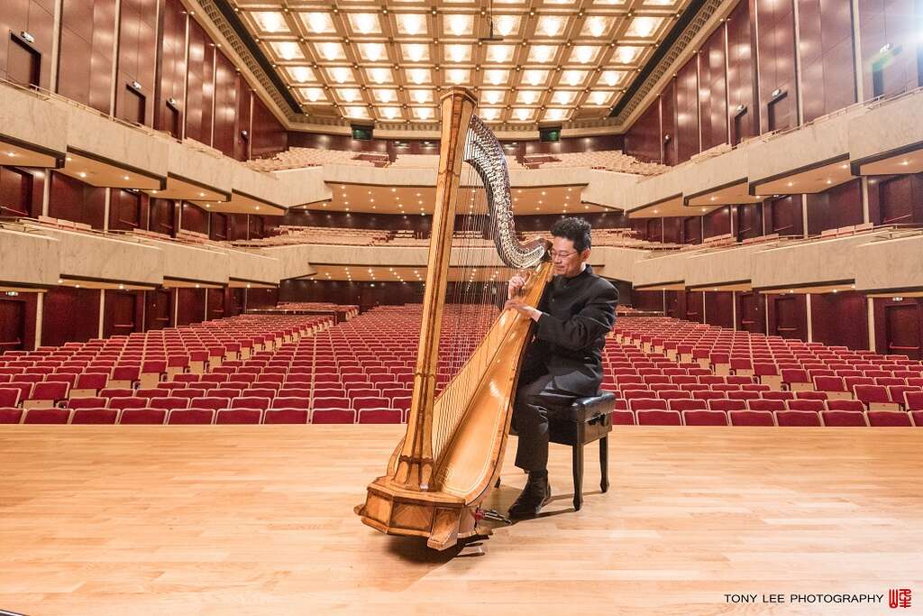李哲藝擅長的樂器其實是西方樂器豎琴，讓人很難聯想他會取材傳統文化。