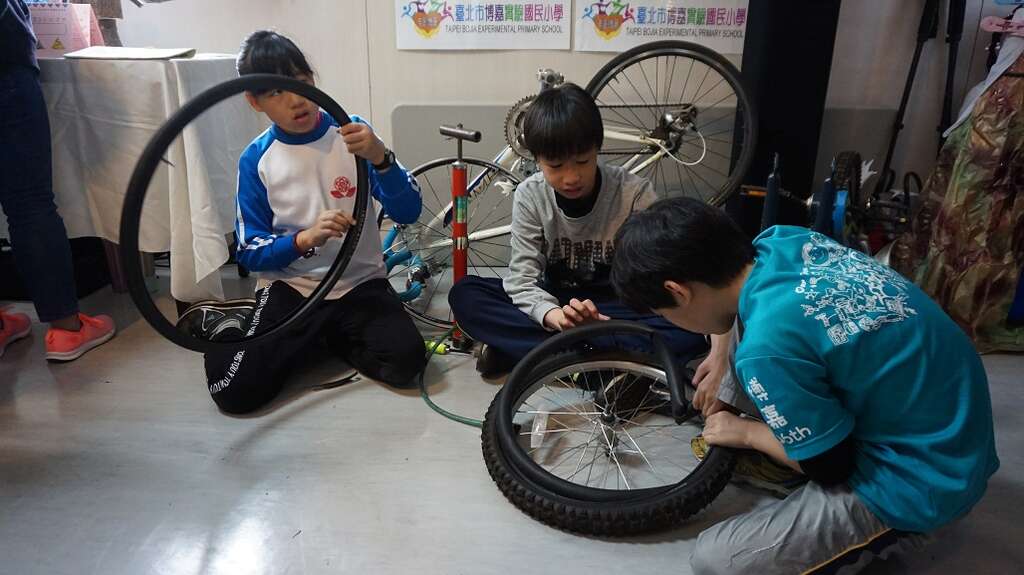 博嘉实小教程规画多元，并鼓励学生实际动手操作。（图／博嘉实小）