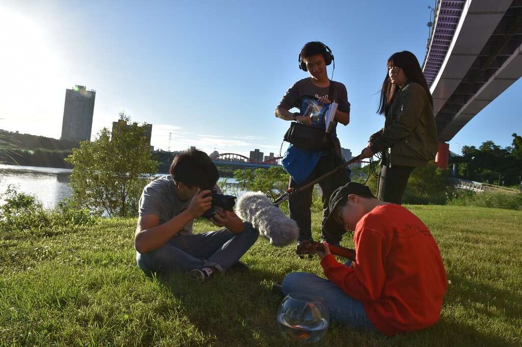 TMS学生多才多艺，写脚本、拍片、剪片、弹奏乐器样样都难不倒。