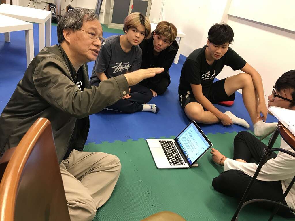 拥有丰富产业经验的TMS校长小野（左）教授学生相关知识。